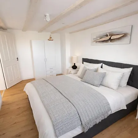 Huus Ant Diek, Luxus In Deichnähe, Erdgeschosswohnung Mit Pool Ferienhaus Norden